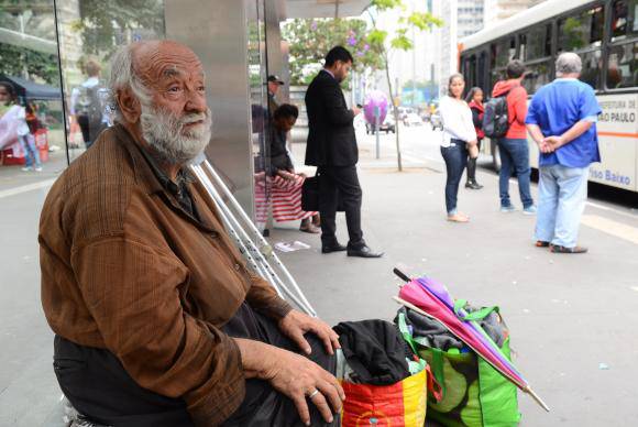 José Aparecido Nogueira, 73 anos, foi morar na rua após a prefeitura derrubar muro e interditar hotel que ele usava na região da Cracolândia, em SP | Imagem por Rovena 